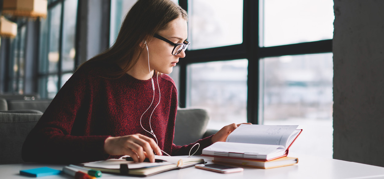 Fractured Reflections of Economic Trends, shattered glass mirrors charts, distorted financial insights, fragmented reality of market analysis